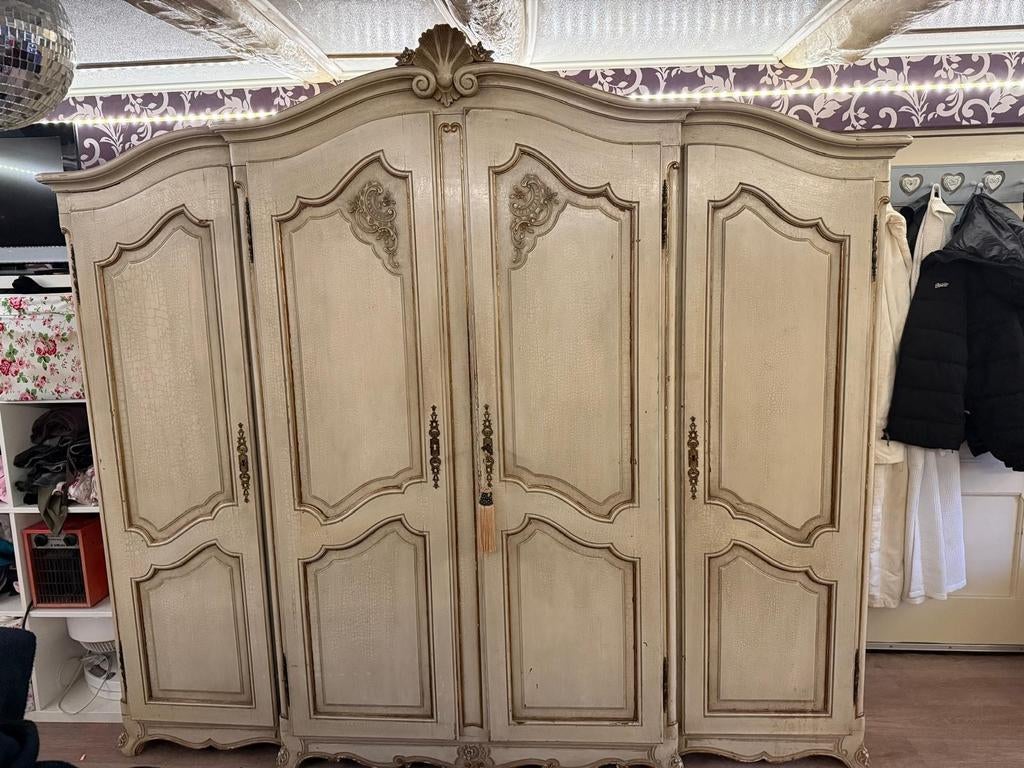 Grote antieke kledingkast.  Teab., Ophalen