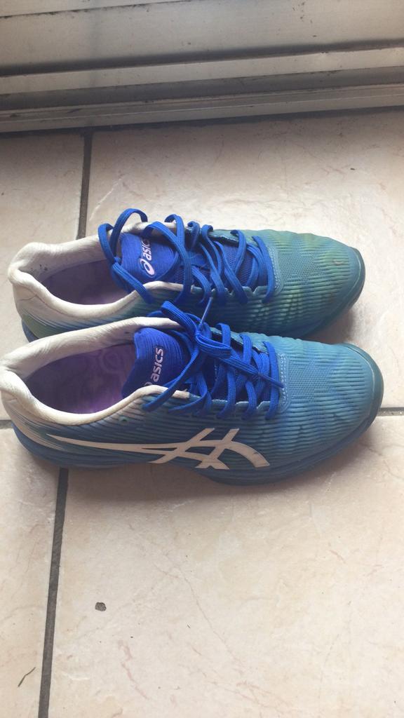 Chaussures basket bleue et blanche Asics pointure 39, Porté