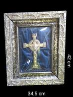 Oud kruisbeeld in gebogen glazen frame, Ophalen of Verzenden