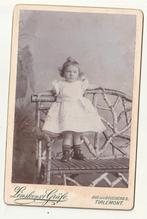 Photo Cabinet Linskens & Gräfe Fillette sur banc en osier, Enlèvement ou Envoi, Utilisé, Enfant, Photo