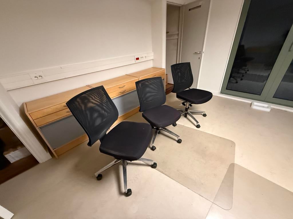 Bureau en vergaderstoelen, Ophalen