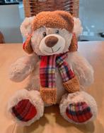 Te koop beige knuffelbeer met muts en sjaal (hoogte: 27 cm)., Enlèvement ou Envoi, Comme neuf, Ours