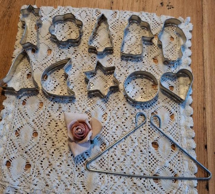 10 KERST uitsteekvormpjes met hanger, Diversen, Kerst, Gebruikt, Ophalen of Verzenden