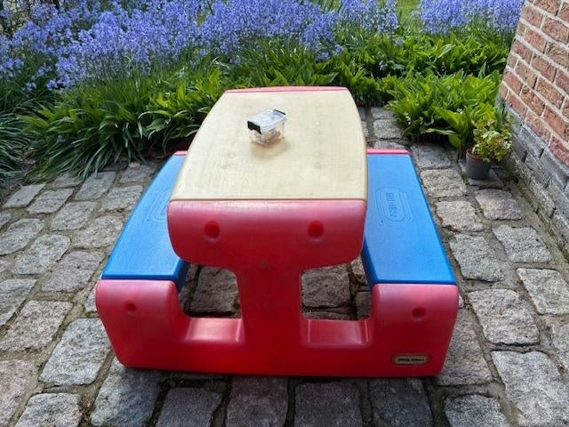 Kindertafeltje met 2 banken. Kunststof., Ophalen, Gebruikt