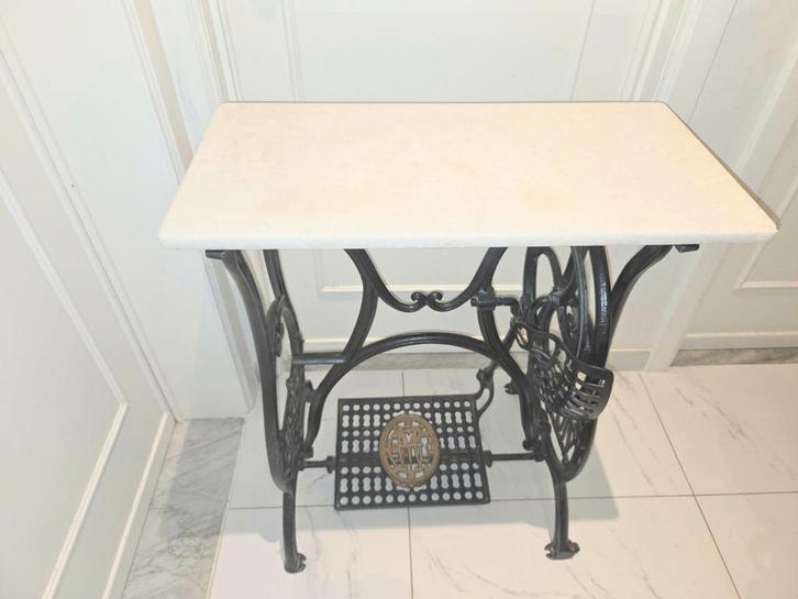 Table d'appoint élégante pour machine à coudre vintage en fo, Antiquités & Art, Antiquités | Machines à coudre, Enlèvement