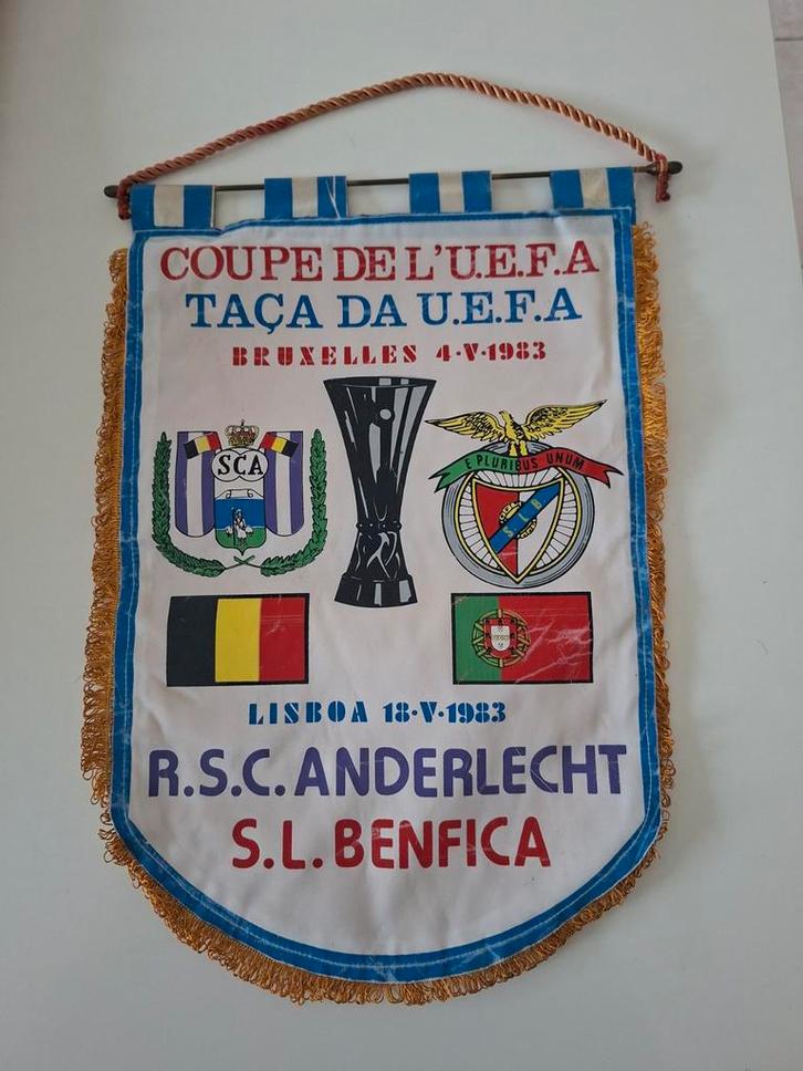 Vintage UEFA finale 1983 Anderlecht – Benfica vlag / pennant, Collections, Articles de Sport & Football, Enlèvement ou Envoi