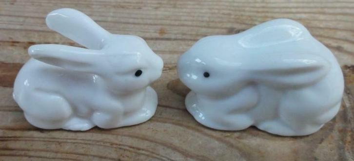 2 Kleine wit porseleinen konijnen/ hazen beeldjes, Ophalen of Verzenden, Gebruikt, Dier