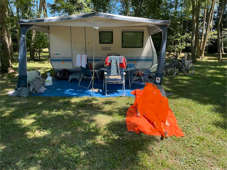 Volledig uitgeruste Adria-caravan in perfecte staat, Caravans en Kamperen, Caravans, Particulier, tot en met 4, 750 - 1000 kg