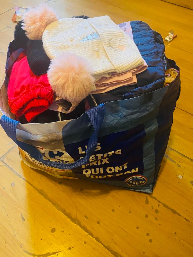 Lot des vêtements gratuit fille 2 ans, Enlèvement, Porté