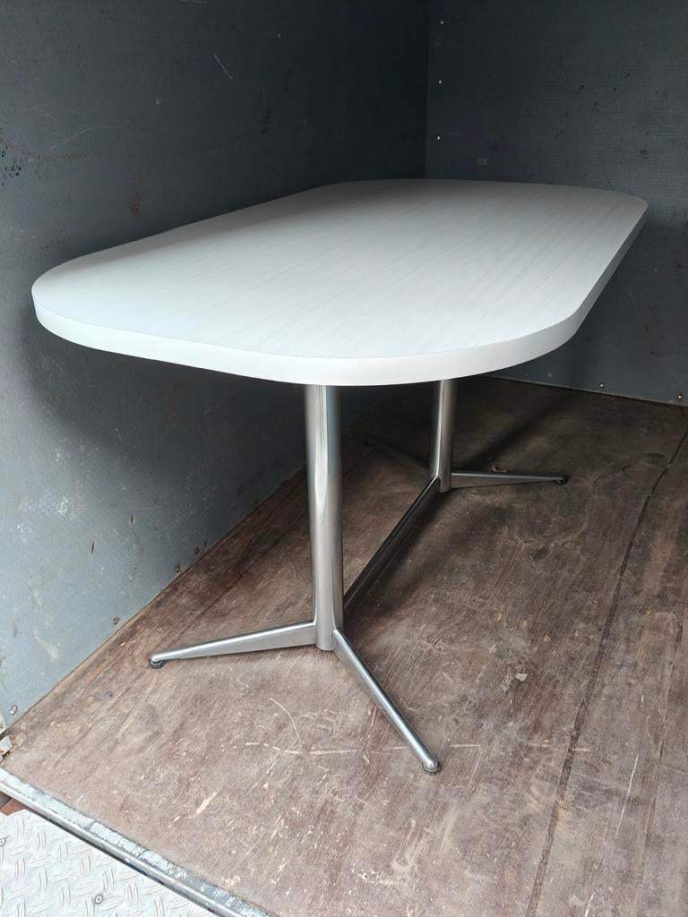 Ovale formica tafel 'zeer goede staat' leverbaar.  70's, Ophalen