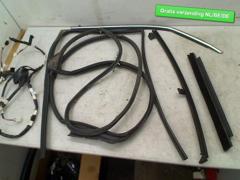 PORTIERRUBBER RECHTS ACHTER lijst Toyota C-HR (X1,X5), Auto-onderdelen, Overige Auto-onderdelen, Toyota, Gebruikt