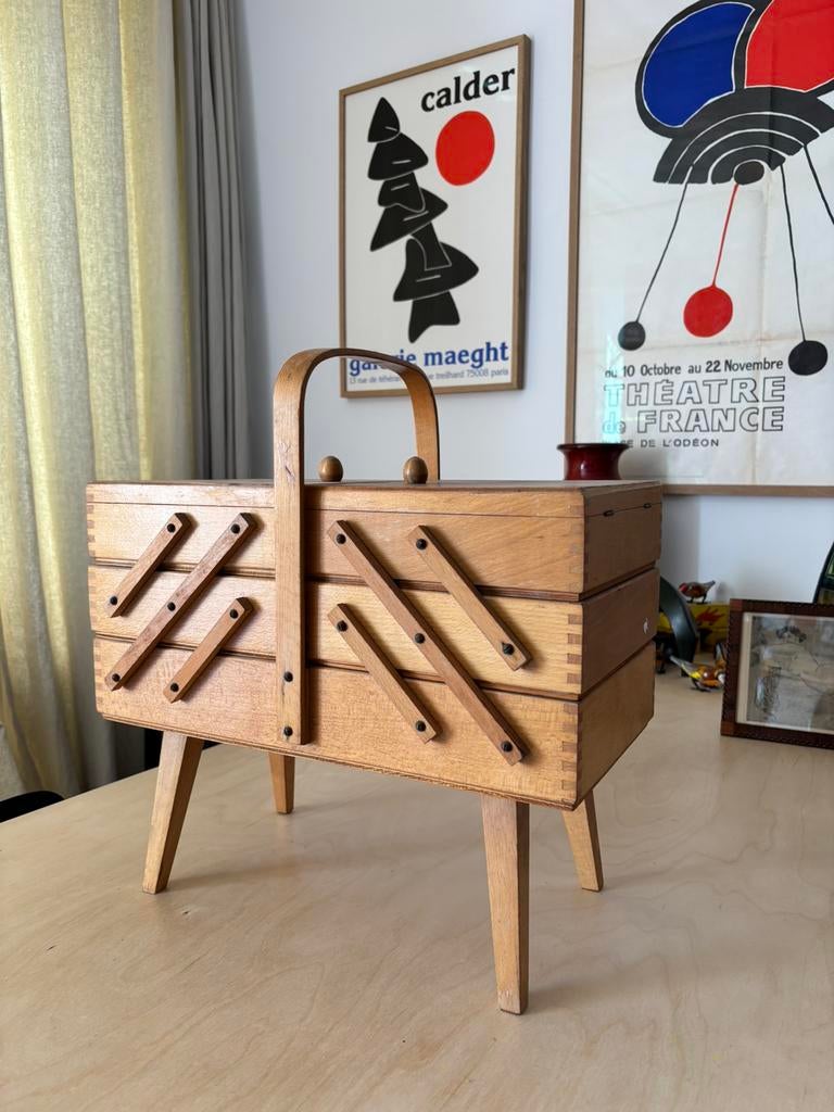 Boîte à couture en bois sur pieds en très bon état, Enlèvement, Comme neuf