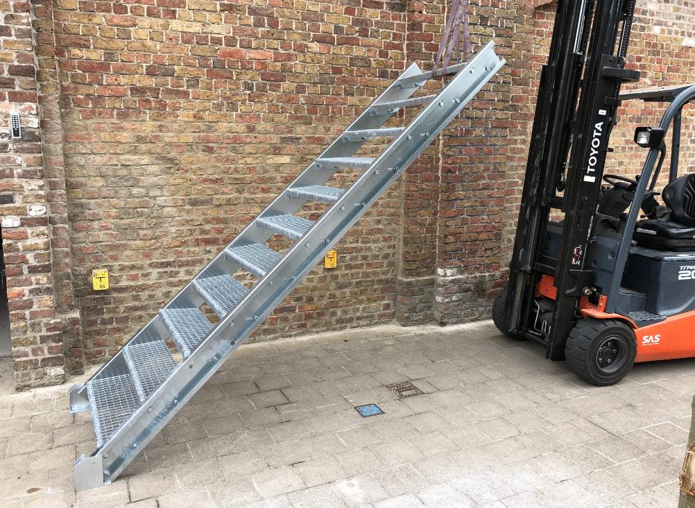 Galvanisé trap voor hoogte van 1,5 tot 2,6 meter met leuning, Ophalen, Nieuw, Trap, 2 tot 4 meter