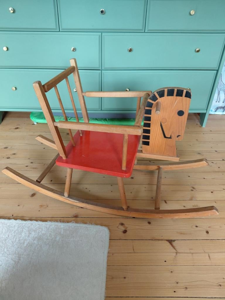 Houten schommelpaard, Ophalen