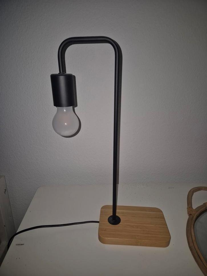 LAMPE MINIMALISTE, Maison & Meubles, Lampes | Lampes de table, Métal