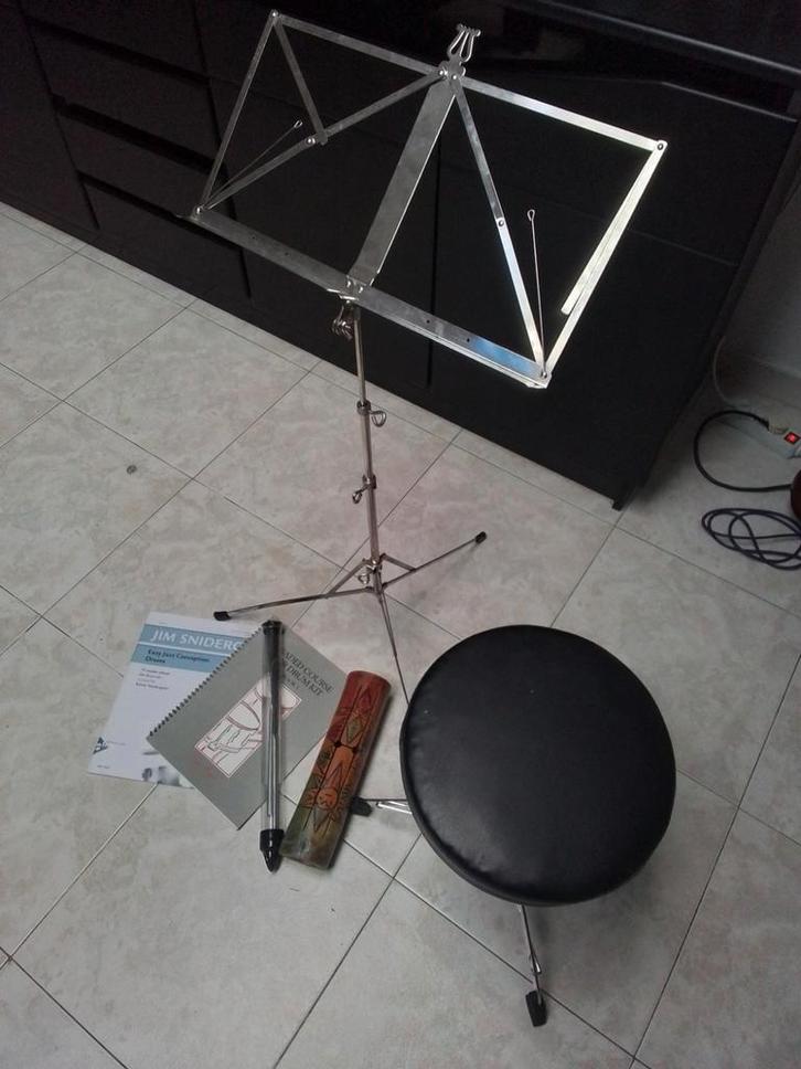 Muziek standaard + drumkruk + brusches, percussie + boeks, Muziek en Instrumenten, Standaarden, Zo goed als nieuw, Ophalen of Verzenden