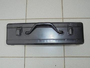 Metalen werkkoffertje beschikbaar voor biedingen