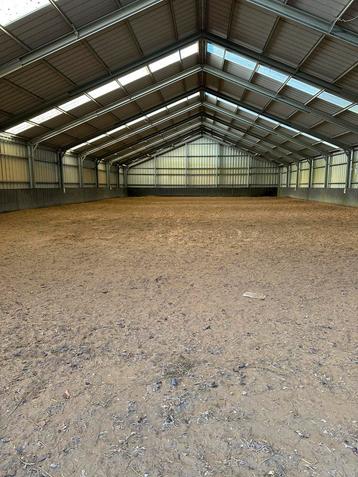 Rijhal paardenstallen en weiland te koop beschikbaar voor biedingen
