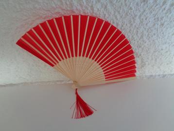 Petit éventail rouge- Beige. Neuf. beschikbaar voor biedingen