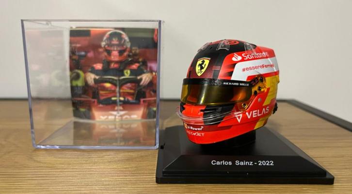 Miniatuurhelm Carlos Sainz, Hobby en Vrije tijd, Modelauto's | Overige schalen, Nieuw, Overige typen, Ophalen of Verzenden