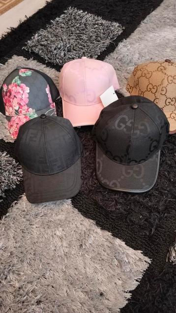 Uitverkoop. Petten beschikbaar voor biedingen