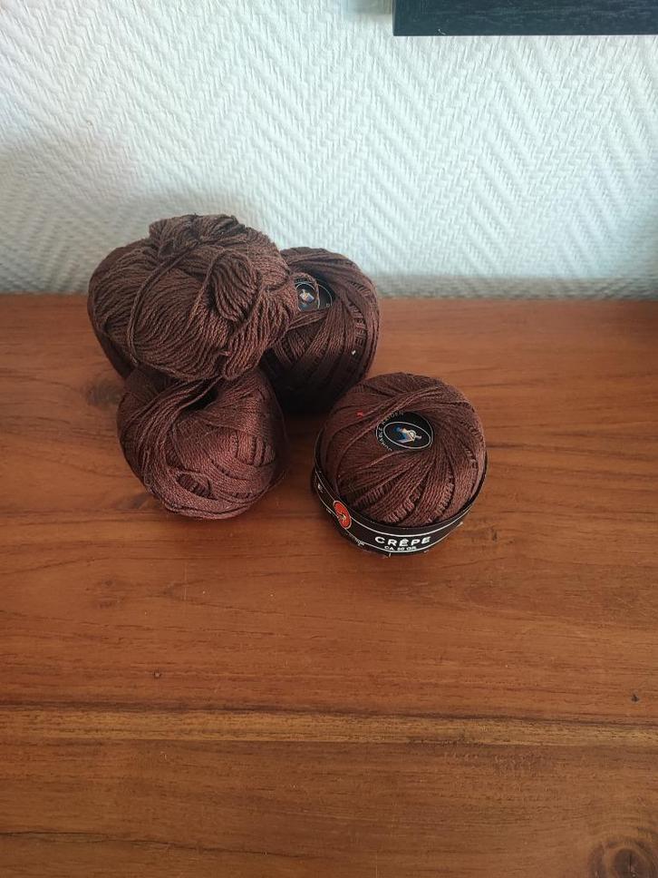donkerbruin breikatoen 4 bollen + restje €2 voor het lot, Hobby en Vrije tijd, Breien en Haken, Zo goed als nieuw, Ophalen of Verzenden