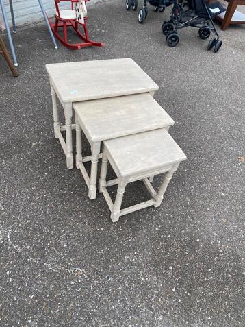 Set van 3 bijzettafels in hout – genest model beschikbaar voor biedingen