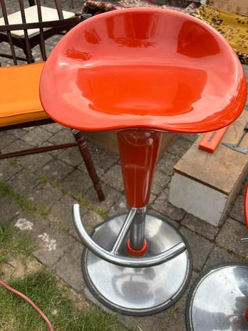 2 barkrukken beschikbaar voor biedingen