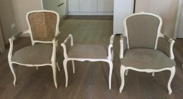 2 fraaie fauteuils+voetenbankje opnieuw bekleed beige velour beschikbaar voor biedingen