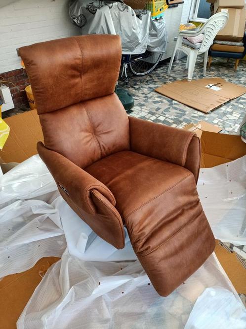Lederen relaxstoel op draaivoet, elektrisch., Huis en Inrichting, Fauteuils, Zo goed als nieuw, Ophalen