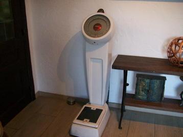 personenweegschaal retro/vintage met muntinworp beschikbaar voor biedingen