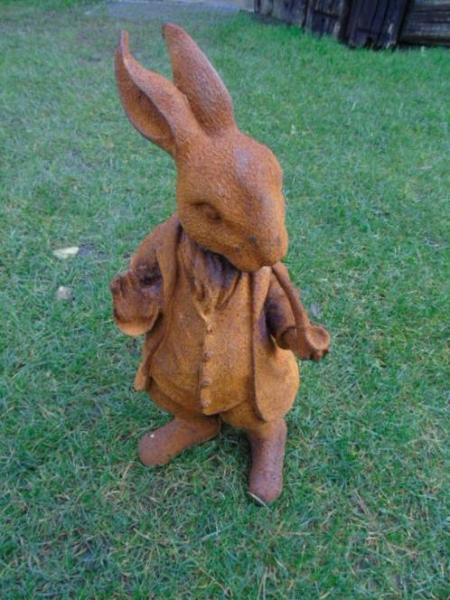 beeld van een konijn met een pijp in een roestig gietijzeren, Tuin en Terras, Tuinbeelden, Nieuw, Dierenbeeld, Metaal, Ophalen of Verzenden