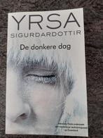 Boek ‘De donkere dag’ van Yrsa Sigurdardottir’, Scandinavië, Yrsa Sigurdardottir, Ophalen of Verzenden, Zo goed als nieuw