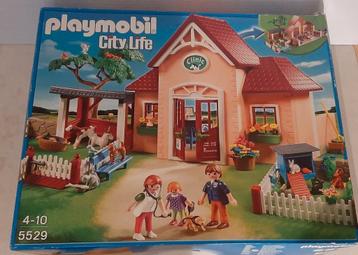 clinique animalière playmobil avec écurie 5529 disponible aux enchères