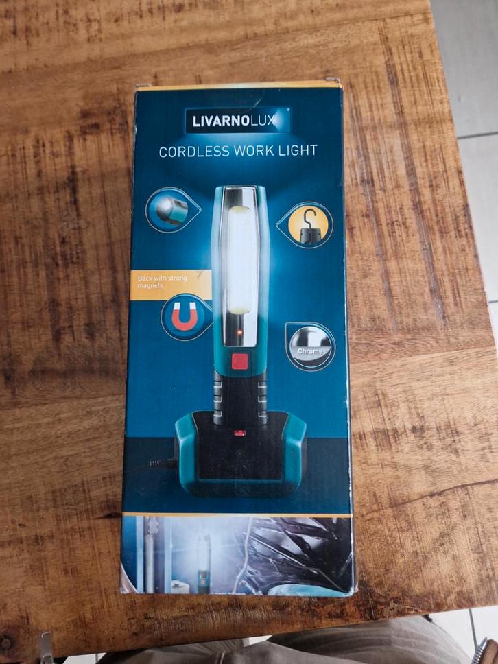 ONGEBRUIKT! Krachtige Werklicht met Magneet en Oplaadstation, Doe-het-zelf en Bouw, Bouwverlichting, Nieuw, Lamp, Ophalen