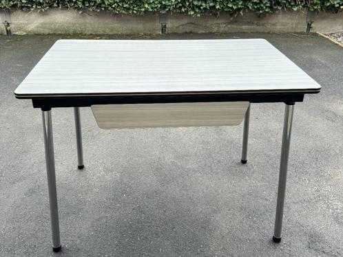 Table avec tiroir pieds chrome, Maison & Meubles, Tables | Tables d'appoint, Utilisé, Rectangulaire, 45 à 60 cm, 75 cm ou plus