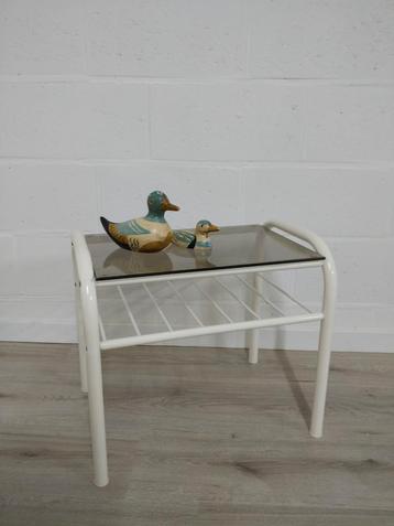 Vintage bijzettafeltje met fumé glas  beschikbaar voor biedingen