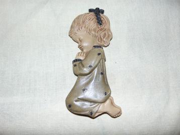 Retro wandmeisje beschikbaar voor biedingen