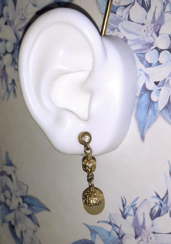 oorstekers Dyrberg Kern beige druppels met goud, Handtassen en Accessoires, Oorbellen, Nieuw, Knopjes of Stekers, Overige materialen