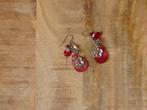 Boucles d'oreilles (1) rouges avec fleur grise, Bijoux, Sacs & Beauté, Boucles d'oreilles, Comme neuf, Autres matériaux, Pendantes