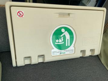 Opklapbare luierwisseltafel beschikbaar voor biedingen