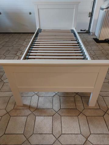 Stevig, wit éénpersoonsbed met Beka lattenbodem beschikbaar voor biedingen