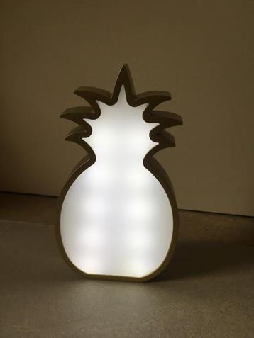 Lichtgevende ananas beschikbaar voor biedingen