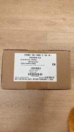 Pokémon TCG prismatic evolutions mini tin display case, Hobby en Vrije tijd, Ophalen of Verzenden, Nieuw