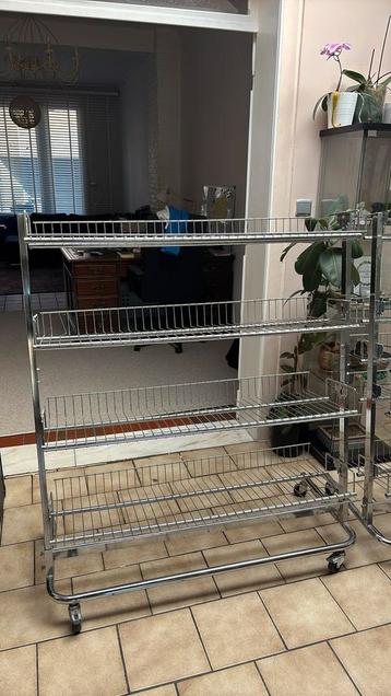 Metalen winkelrekken op wielen  beschikbaar voor biedingen