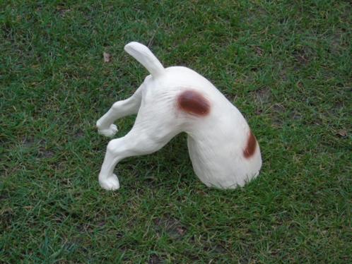 Standbeeld een hond met zijn kop in de grond..., Tuin en Terras, Tuinbeelden, Nieuw, Dierenbeeld, Kunststof, Ophalen