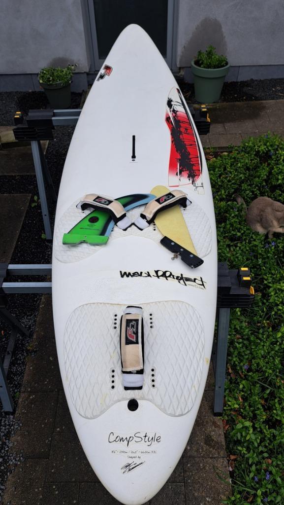 Windsurfmateriaal planken + 2-delige mast 460 + zeil 5,7m², Watersport en Boten, Windsurfen, Gebruikt, Plank, 250 tot 300 cm, Met vin(nen)