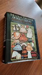 The collector's book of dolls'clothes., Antiquités & Art, Antiquités | Livres & Manuscrits, Enlèvement ou Envoi