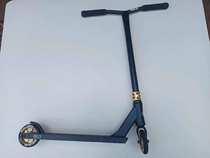 NKD V4 stuntstep. Zwart met gouden wielen., Fietsen en Brommers, Steps, Zo goed als nieuw, Gewone step, Ophalen of Verzenden