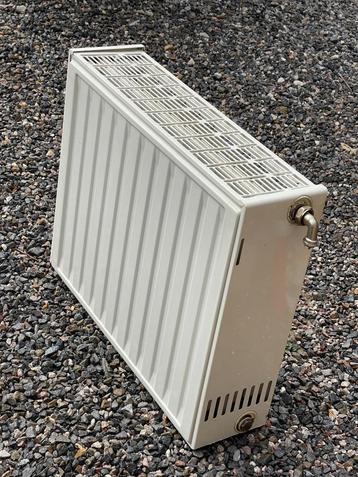 radiateur type 33 avec fixation grille deco devant et dessus disponible aux enchères